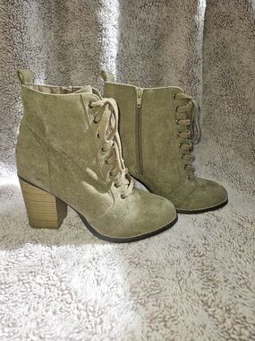 Candie's Couture Olive Faux Suede Lace Up Ankle Boots Block Heel Womens 8.5